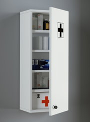 Weißer Medizinschrank/Erste-Hilfe-Schrank mit geöffnetem Türflügel und schwarzem Kreuz, Innenansicht mit Verbandsmaterial, Medikamenten und Erste-Hilfe-Box, Perspektive: leicht schräg von vorne