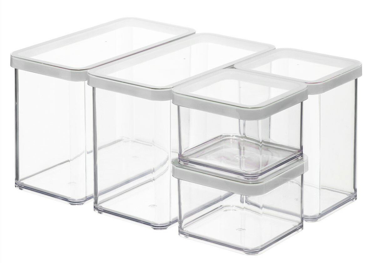 rotho Utensilo-Set 5-tlg. PINA Fünf rechteckige, transparente Aufbewahrungsboxen mit weißen Deckeln, gestapelt in einer schrägen Perspektive.
