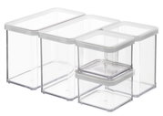 Fünf rechteckige, transparente Aufbewahrungsboxen mit weißen Deckeln, gestapelt in einer schrägen Perspektive.