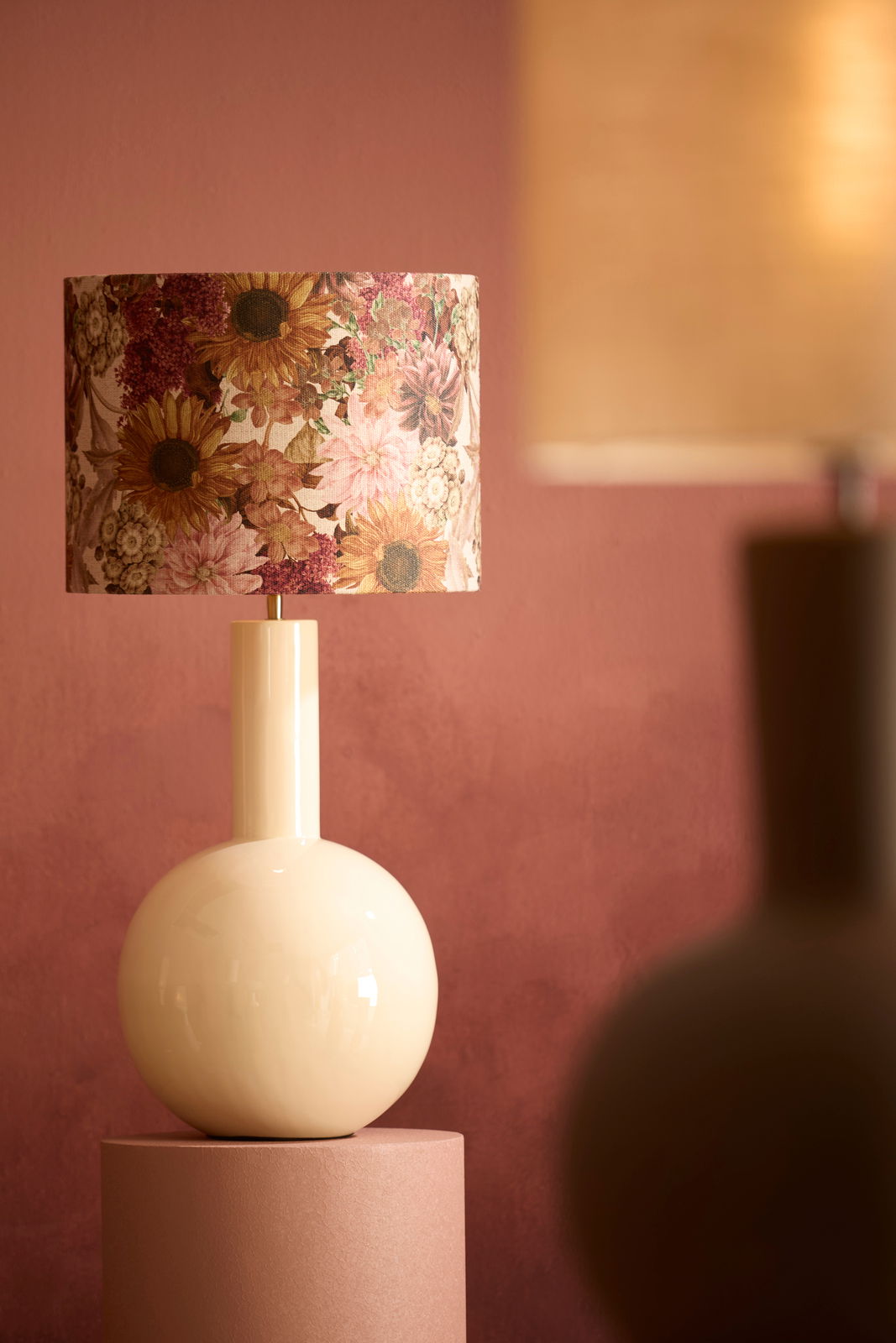 Light&Living Lampenfuß BENAO Eleganter Lampenfuß mit floralem Lampenschirm, seitliche Perspektive, vor einem warmen, rosa Hintergrund.