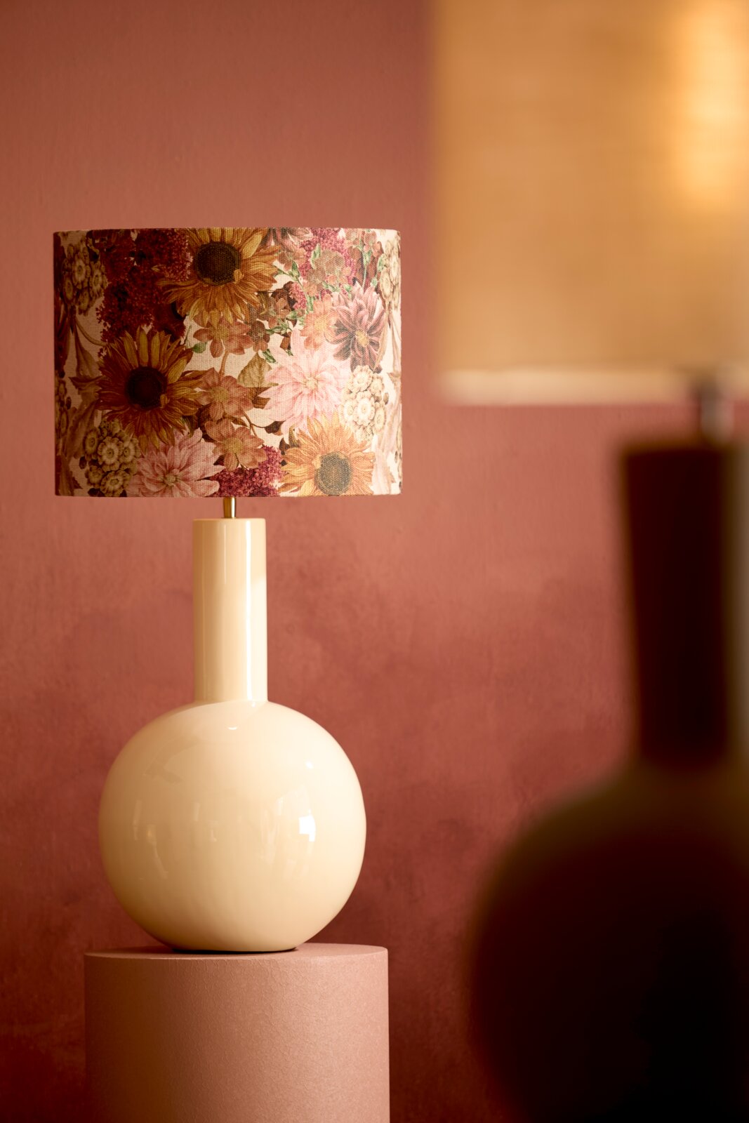 Light&Living Lampenfuß BENAO Eleganter Lampenfuß mit floralem Lampenschirm, seitliche Perspektive, vor einem warmen, rosa Hintergrund.