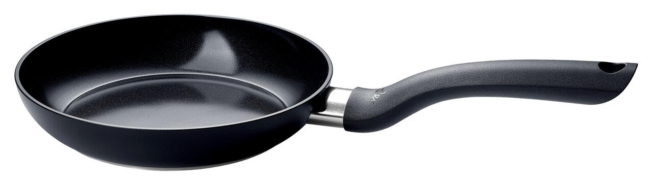 Schwarze Pfanne mit ergonomischem Griff, seitliche Perspektive