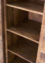 Nahaufnahme eines rustikalen Highboards aus Holz mit mehreren Regalböden, seitliche Perspektive