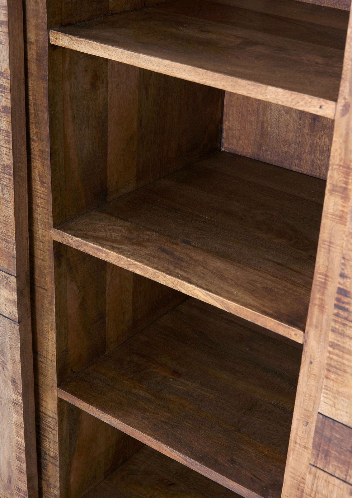 Nahaufnahme eines rustikalen Highboards aus Holz mit mehreren Regalböden, seitliche Perspektive