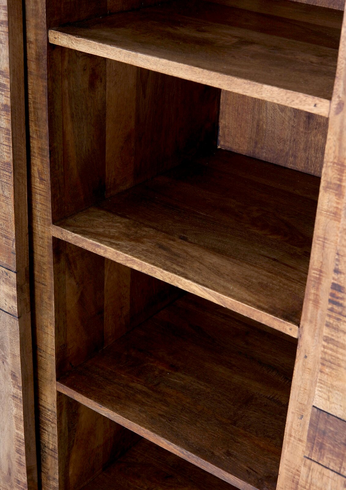 Nahaufnahme eines rustikalen Highboards aus Holz mit mehreren Regalböden, seitliche Perspektive
