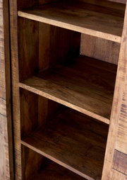 Nahaufnahme eines rustikalen Highboards aus Holz mit mehreren Regalböden, seitliche Perspektive