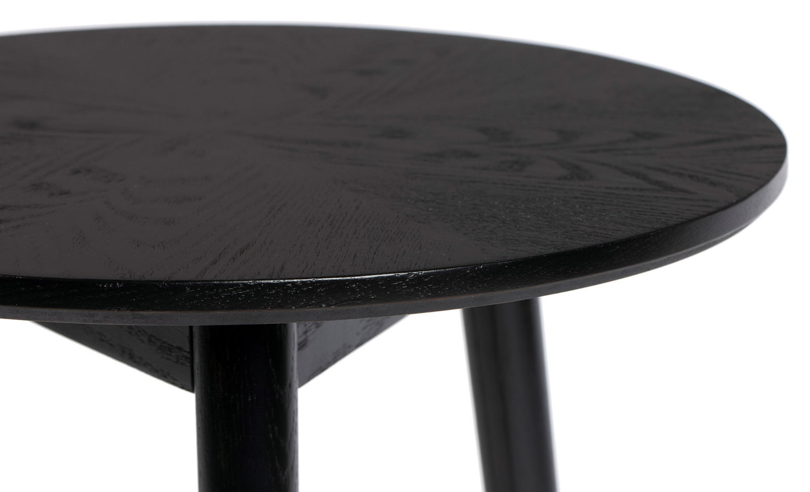 Nahaufnahme eines schwarzen Couchtischs mit runder Tischplatte und Holzmaserung, seitliche Perspektive.