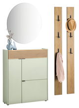 Garderoben-Set in Taupegrün mit rundem Spiegel, zwei Holzpaneelen mit Haken, einem Schrank mit Holzleiste und Dekoration. Frontalansicht.