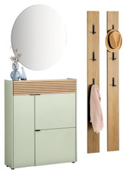 Garderobeset in taupegroen met ronde spiegel, twee houten panelen met haken, een kast met houten lijst en decoratie. Vooraanzicht.