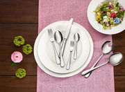 Elegantes Tafelbesteck-Set Oscar, 68-teilig, auf einem gedeckten Tisch mit rosa Tischläufer und dekorativen Blumen, aus der Vogelperspektive fotografiert.