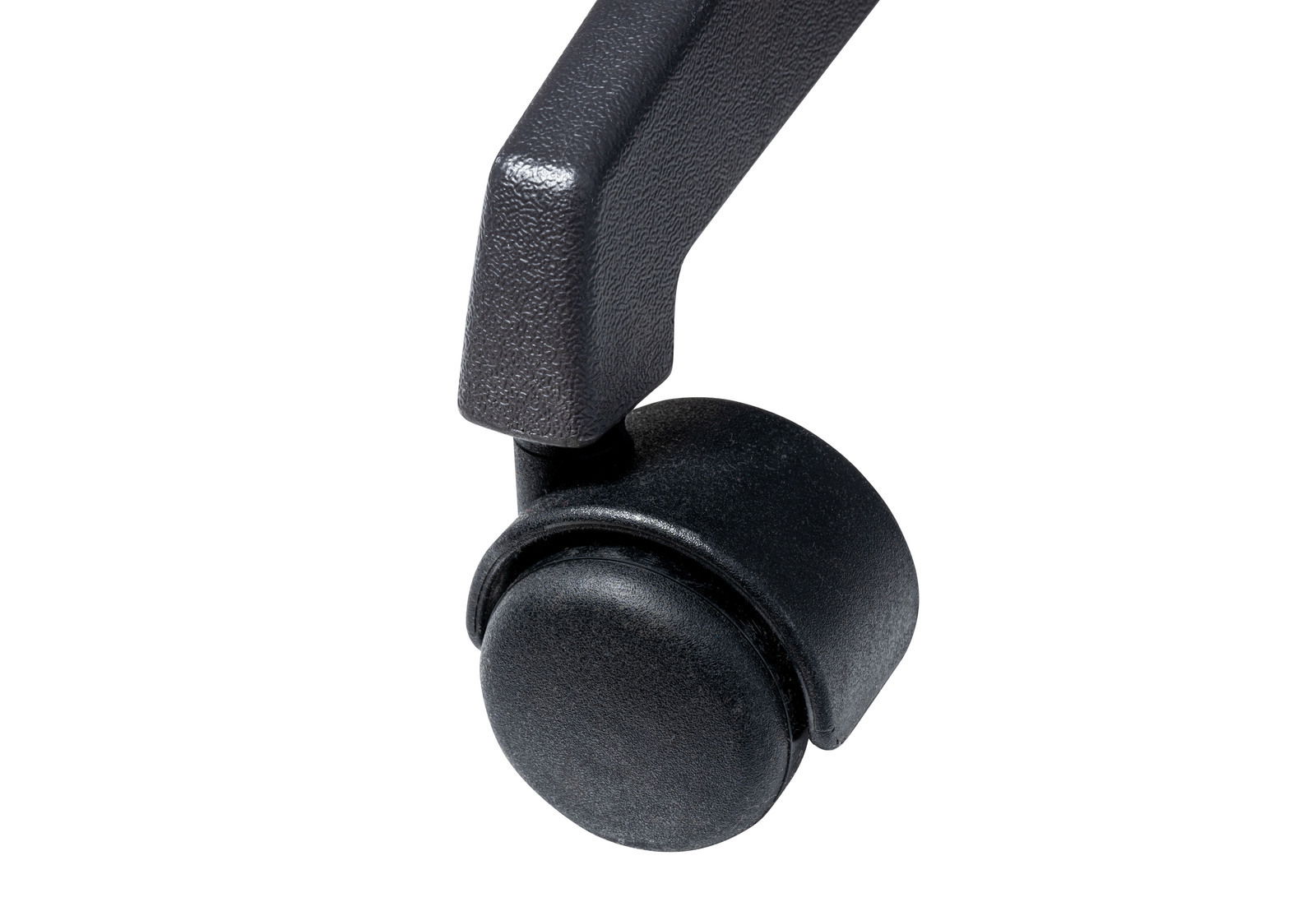 Nahaufnahme einer schwarzen Stuhlrolle von einem Drehstuhl