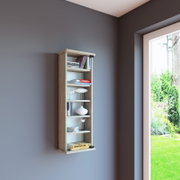 Schmales, wandmontiertes Hängeregal in Holzoptik mit mehreren Fächern, dekoriert mit Büchern und Vasen, in einem modernen Raum neben einem Fenster, gezeigt in leichter Schrägansicht von vorn.