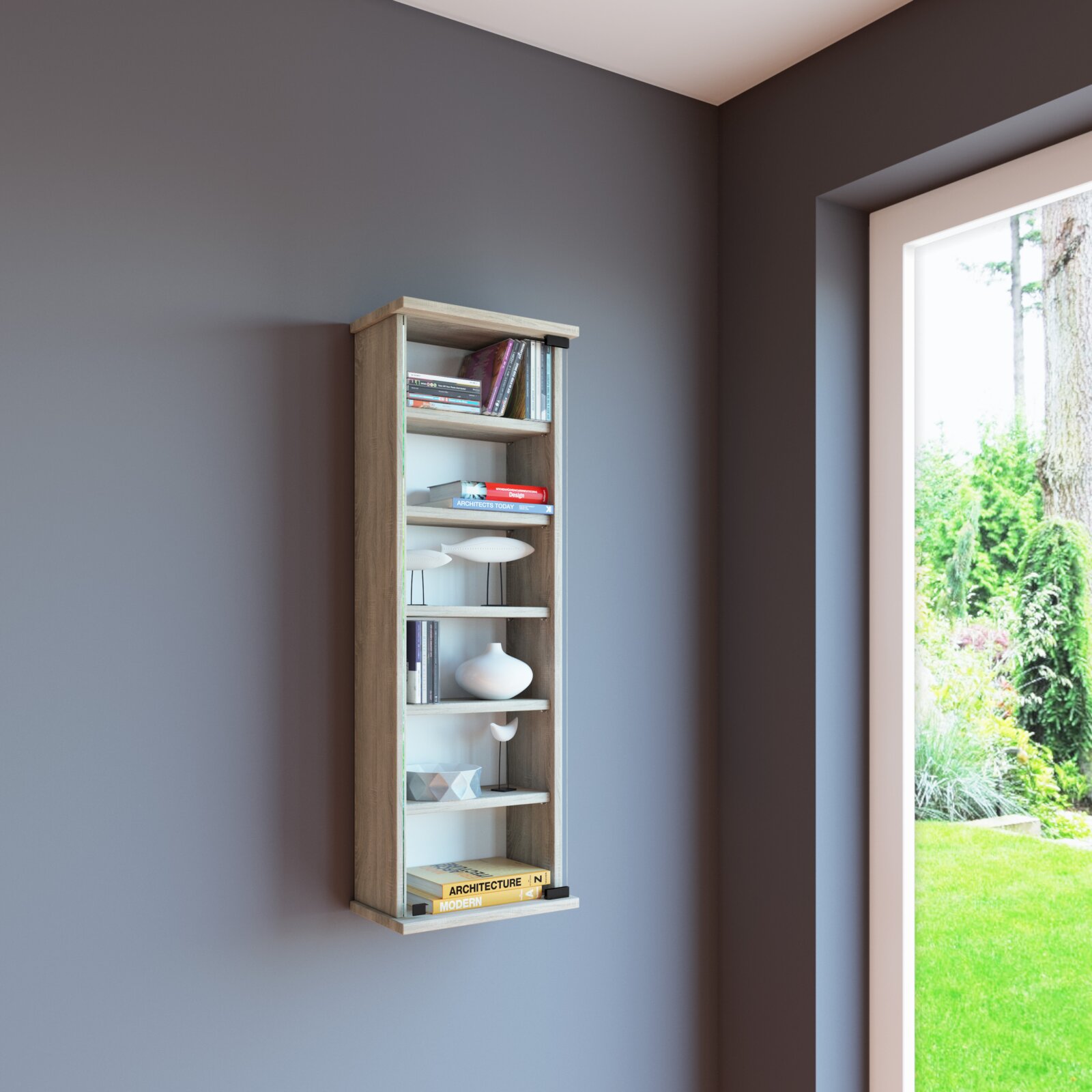 Schmales, wandmontiertes Hängeregal in Holzoptik mit mehreren Fächern, dekoriert mit Büchern und Vasen, in einem modernen Raum neben einem Fenster, gezeigt in leichter Schrägansicht von vorn.