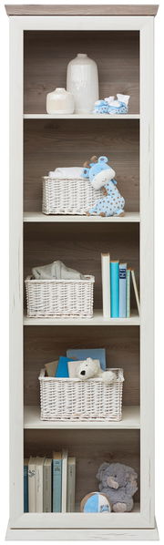 Weißes Regal mit mehreren Fächern, gefüllt mit Körben, Büchern und Dekorationsartikeln, aus frontaler Perspektive.