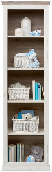 Weißes Regal mit mehreren Fächern, gefüllt mit Körben, Büchern und Dekorationsartikeln, aus frontaler Perspektive.