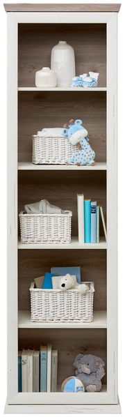 Weißes Regal mit mehreren Fächern, gefüllt mit Körben, Büchern und Dekorationsartikeln, aus frontaler Perspektive.