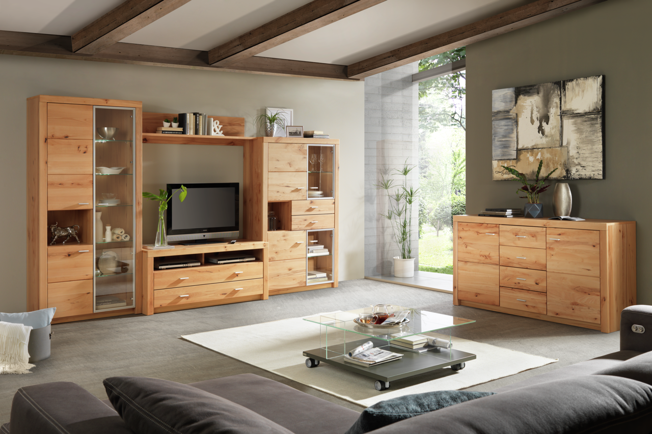 Moderne Wohnzimmer-Wandkombination aus Holz mit TV-Schrank, Vitrinen und Regalen, seitliche Perspektive.
