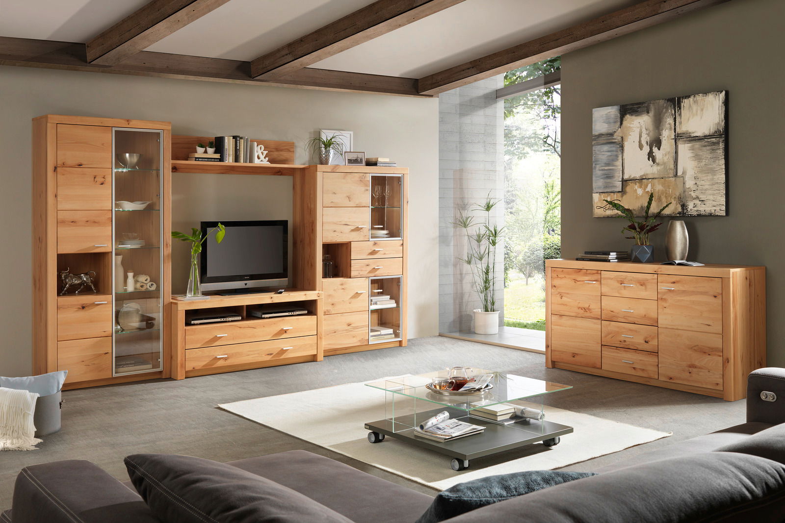 Moderne Wohnzimmer-Wandkombination aus Holz mit TV-Schrank, Vitrinen und Regalen, seitliche Perspektive.