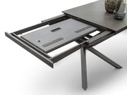 Moderner Esstisch mit ausziehbarer Tischplatte, seitliche Perspektive