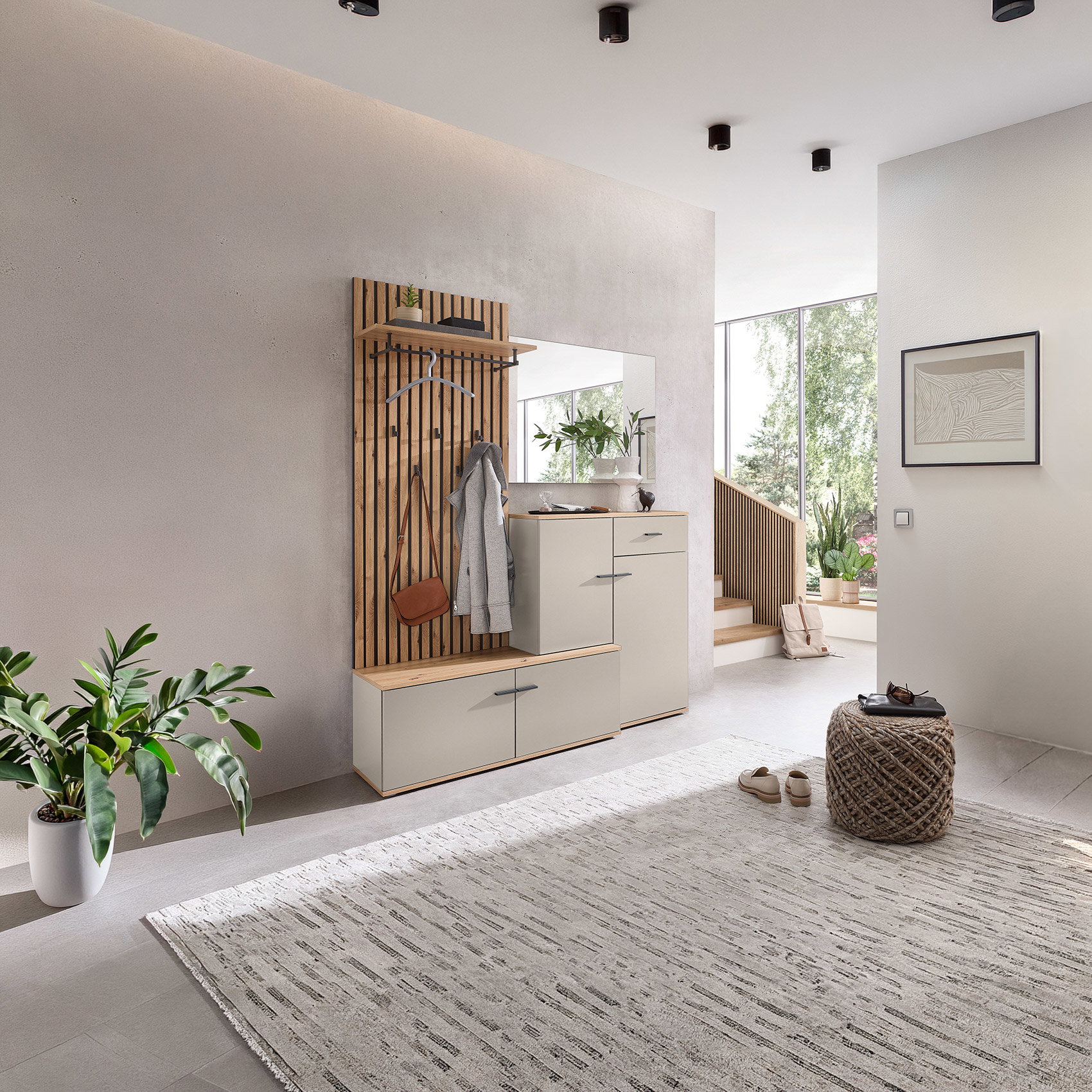 Moderne Garderobe mit Holzdetails, Sitzbank und Schuhschrank in hellem Eingangsbereich.
