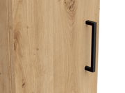 Nahaufnahme eines Mehrzweckschranks mit Holzmaserung und schwarzem Griff, seitliche Perspektive