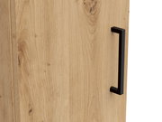 Nahaufnahme eines Mehrzweckschranks mit Holzmaserung und schwarzem Griff, seitliche Perspektive