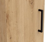 Nahaufnahme eines Mehrzweckschranks mit Holzmaserung und schwarzem Griff, seitliche Perspektive