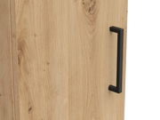 Nahaufnahme eines Mehrzweckschranks mit Holzmaserung und schwarzem Griff, seitliche Perspektive