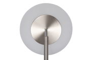 Nahaufnahme einer LED-Stehleuchte mit modernem, rundem Design und gebürstetem Metallfinish, von vorne betrachtet.