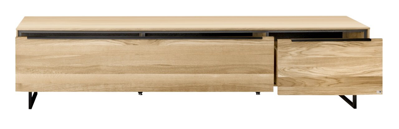 Frontansicht eines großen TV-Lowboards aus hellem Holz mit schwarzen Metallbeinen und zwei Schubladen.