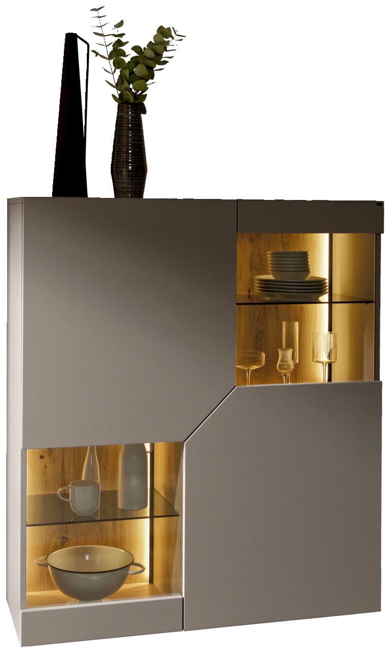 Moderne Vitrine/Highboard in Grau mit beleuchteten Glasfächern und Holzrückwand, Geschirr und Gläsern, frontale Ansicht mit leichter Perspektive von links.