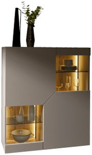 Moderne Vitrine/Highboard in Grau mit beleuchteten Glasfächern und Holzrückwand, Geschirr und Gläsern, frontale Ansicht mit leichter Perspektive von links.