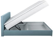 Seitliche Ansicht eines Boxspringbetts mit hochgeklappter Matratze und Stauraum darunter, blaues Polsterdesign.