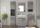 Moderner grauer Standschrank im Badezimmer, frontal betrachtet, mit offenen und geschlossenen Fächern.