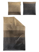 Bettwäsche-Set in verschiedenen Brauntönen mit geometrischen Mustern, bestehend aus einem Kissenbezug und einem Bettdeckenbezug, aus der Vogelperspektive fotografiert.