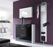 Moderne Garderobeneinrichtung mit schwarzem Hochglanz-Schrank und Spiegel, seitliche Perspektive