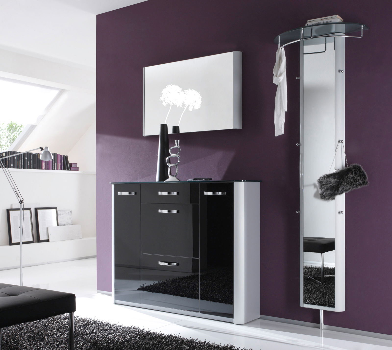 Moderne Garderobeneinrichtung mit schwarzem Hochglanz-Schrank und Spiegel, seitliche Perspektive