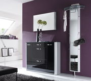 Moderne Garderobeneinrichtung mit schwarzem Hochglanz-Schrank und Spiegel, seitliche Perspektive