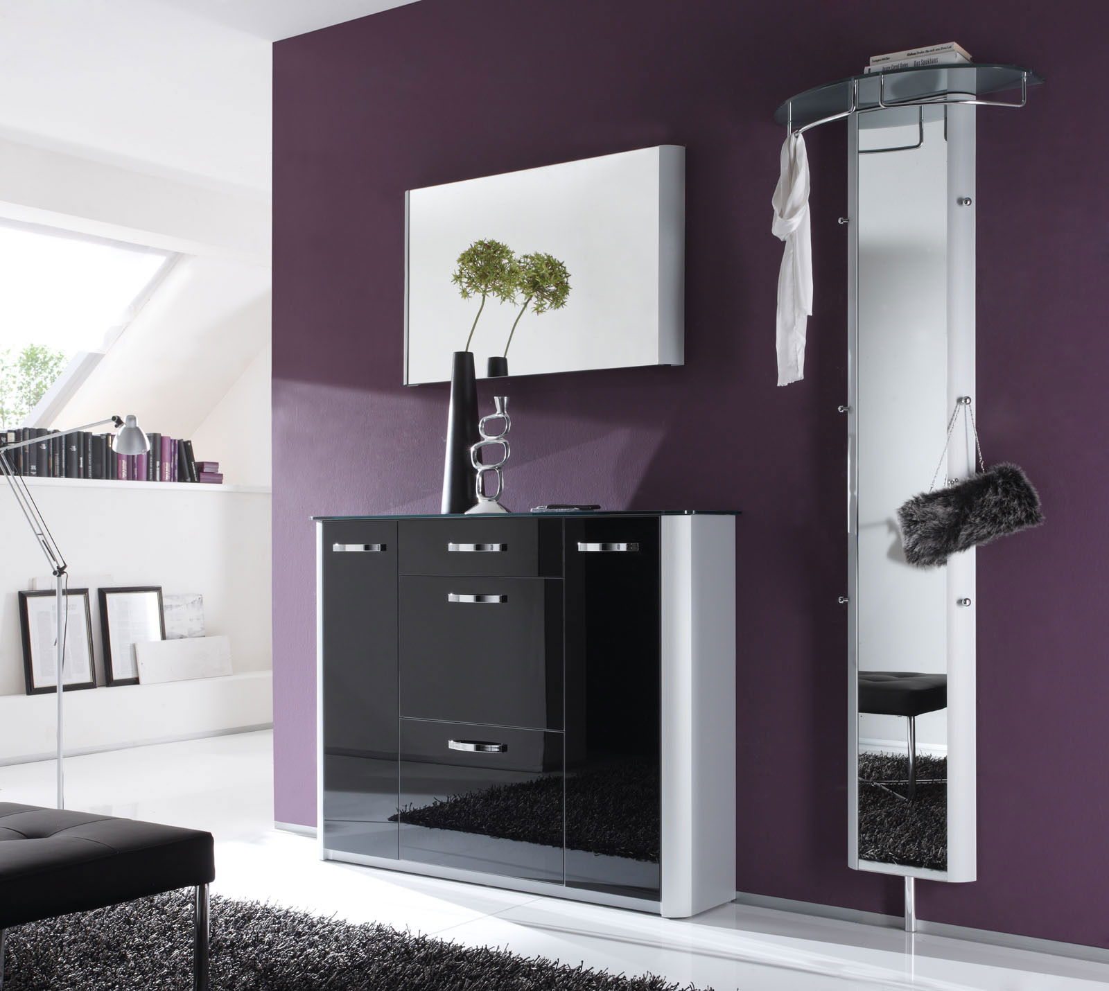 Moderne Garderobeneinrichtung mit schwarzem Hochglanz-Schrank und Spiegel, seitliche Perspektive