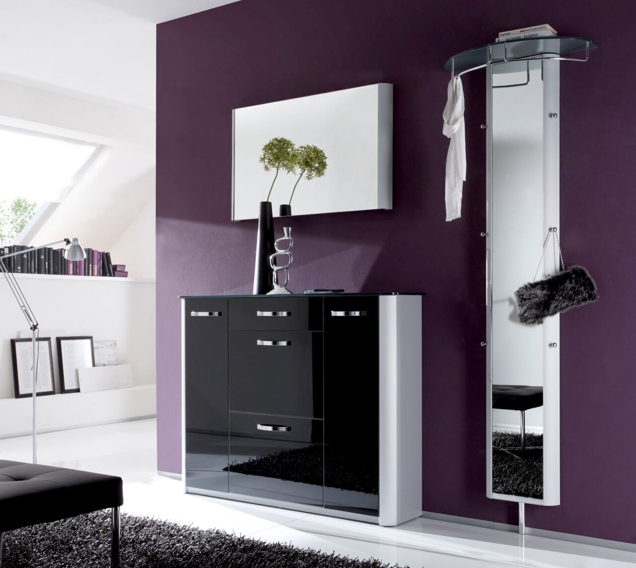Moderne Garderobeneinrichtung mit schwarzem Hochglanz-Schrank und Spiegel, seitliche Perspektive