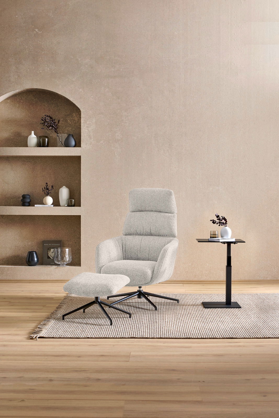 Moderner Sessel mit Hocker in einem stilvollen Wohnzimmer, seitliche Perspektive.