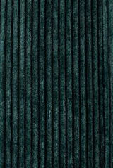 Nahaufnahme eines dunkelgrünen, gerippten Stoffes in vertikaler Perspektive.