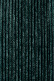 Nahaufnahme eines dunkelgrünen, gerippten Stoffes in vertikaler Perspektive.