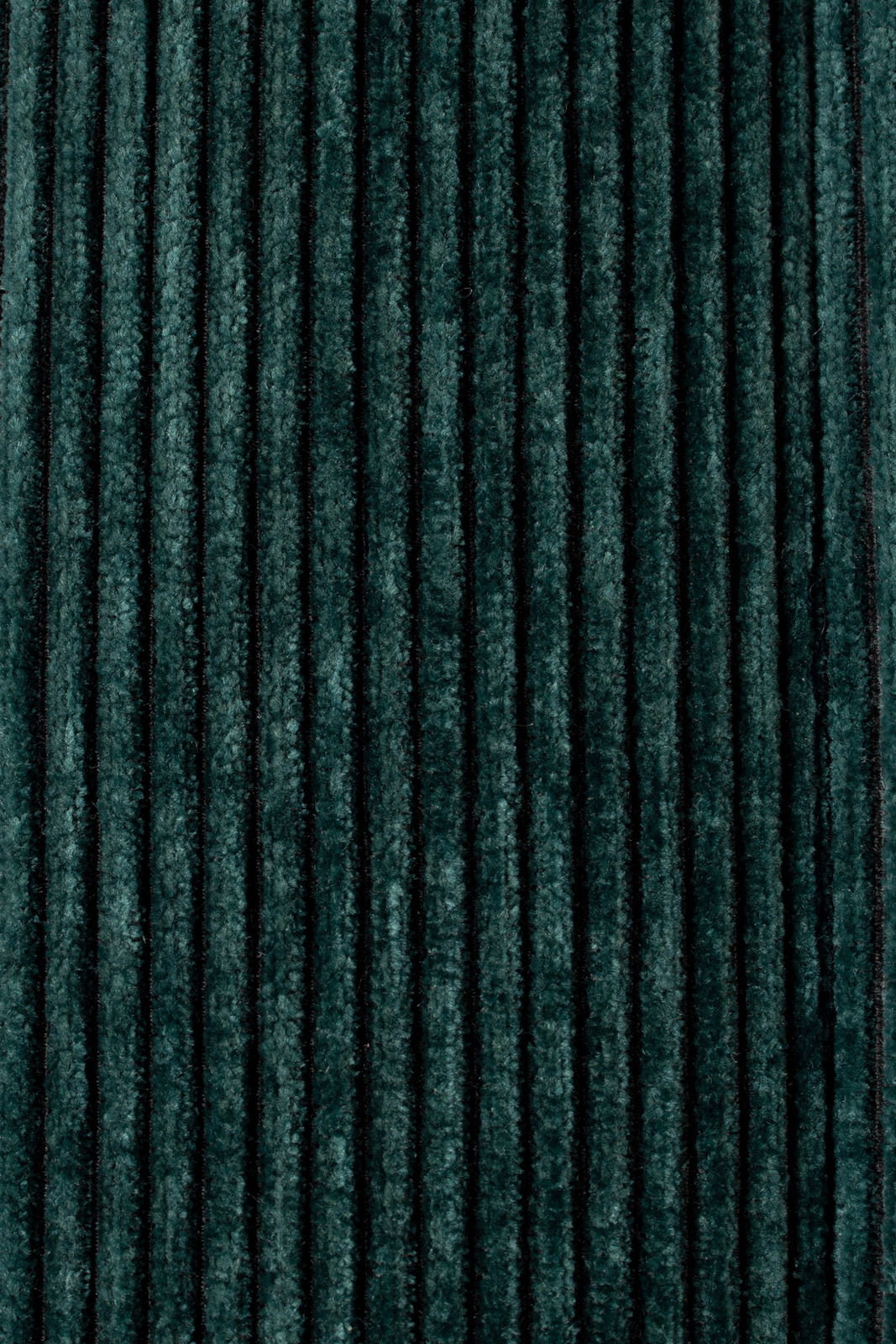 Nahaufnahme eines dunkelgrünen, gerippten Stoffes in vertikaler Perspektive.