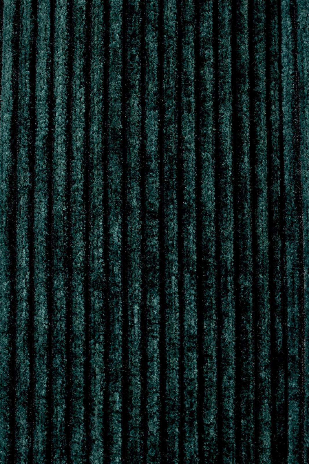 Nahaufnahme eines dunkelgrünen, gerippten Stoffes in vertikaler Perspektive.