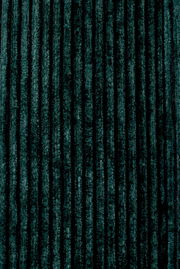 Nahaufnahme eines dunkelgrünen, gerippten Stoffes in vertikaler Perspektive.