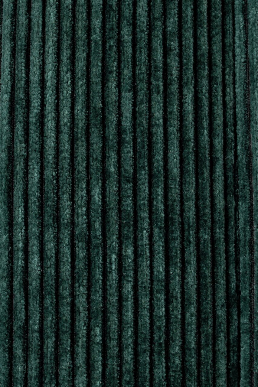 Close-up van een donkergroene, geribbelde stof in verticaal perspectief.