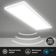 Rechteckige LED-Deckenleuchte mit Bewegungssensor, neutralweißem Licht 4000K, IP44-Schutz und Rücklichteffekt, von unten betrachtet.