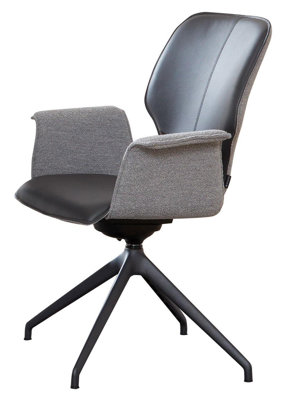 Moderner Armlehnstuhl mit grauem Stoffbezug und schwarzem Leder, seitliche Perspektive