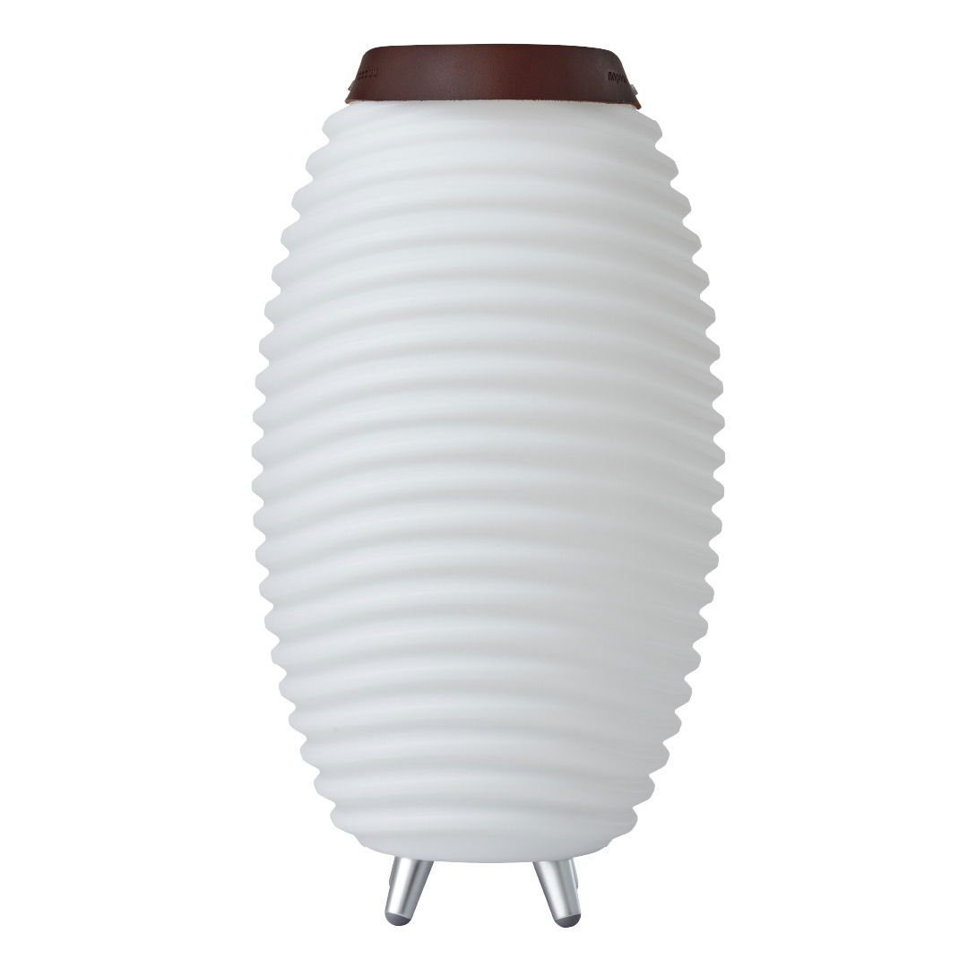 Weiße, geriffelte Akku-Leuchte mit Lautsprecher, seitliche Perspektive, auf drei Metallfüßen stehend, mit braunem Ledergriff oben.